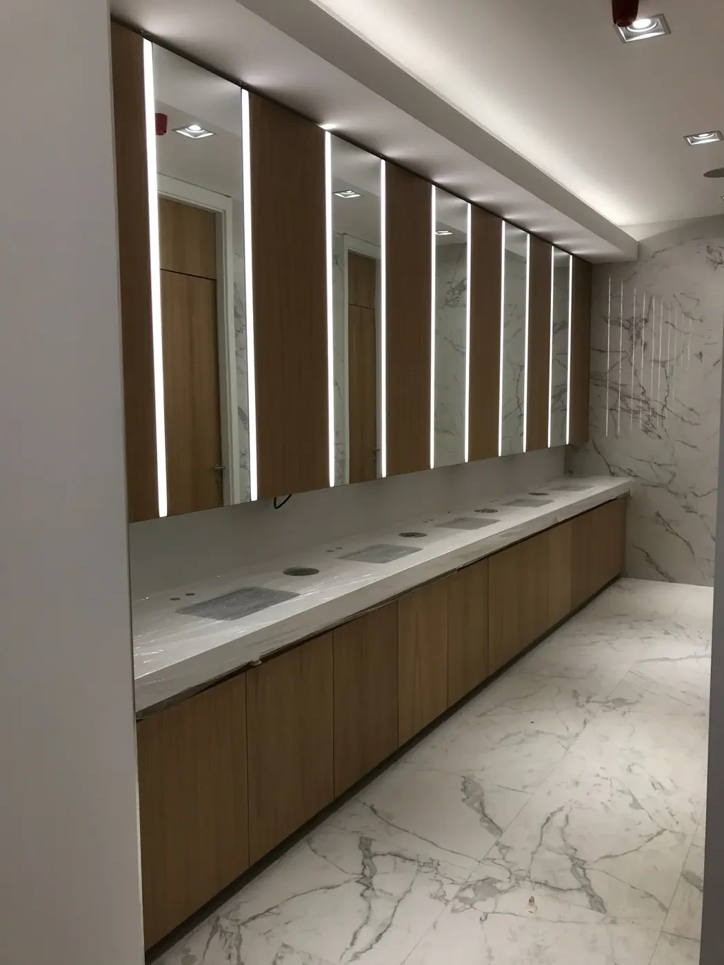 Kerrock pult i nameštaj po meri sa LED ogledalima u javnom toaletu West 65