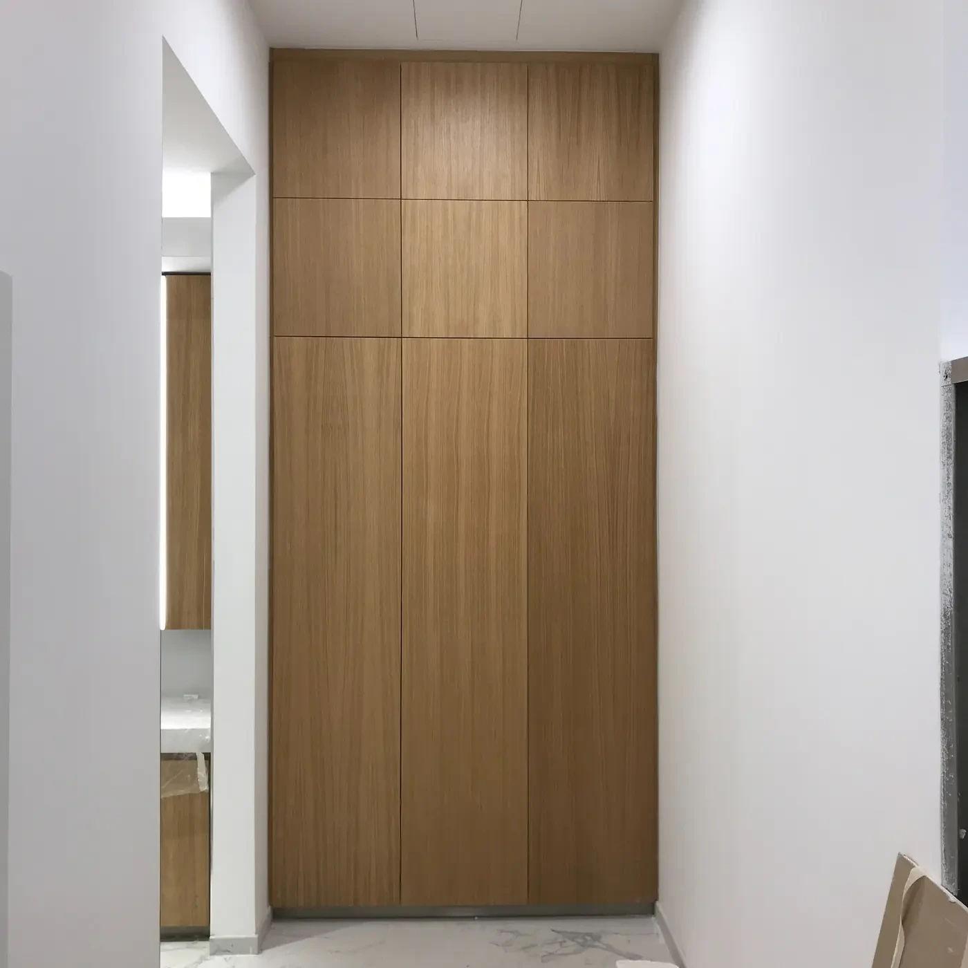 Plakar od poda do plafona sa pravilnim fugama i hrastovim furnirom