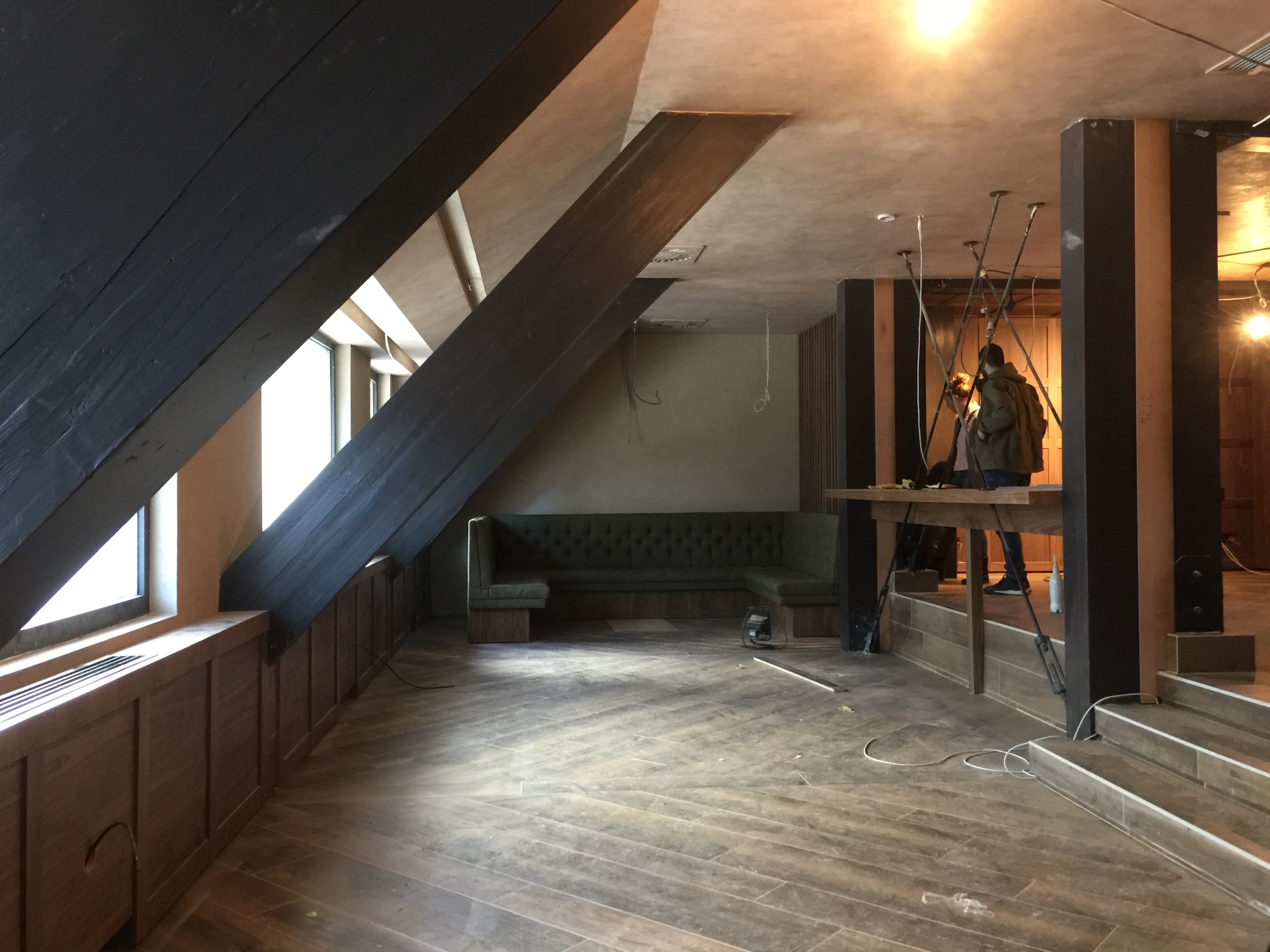 Havana Bar u hotelu Grand Kopaonik – nameštaj po meri od furniranog MDF-a orah, prikaz 2