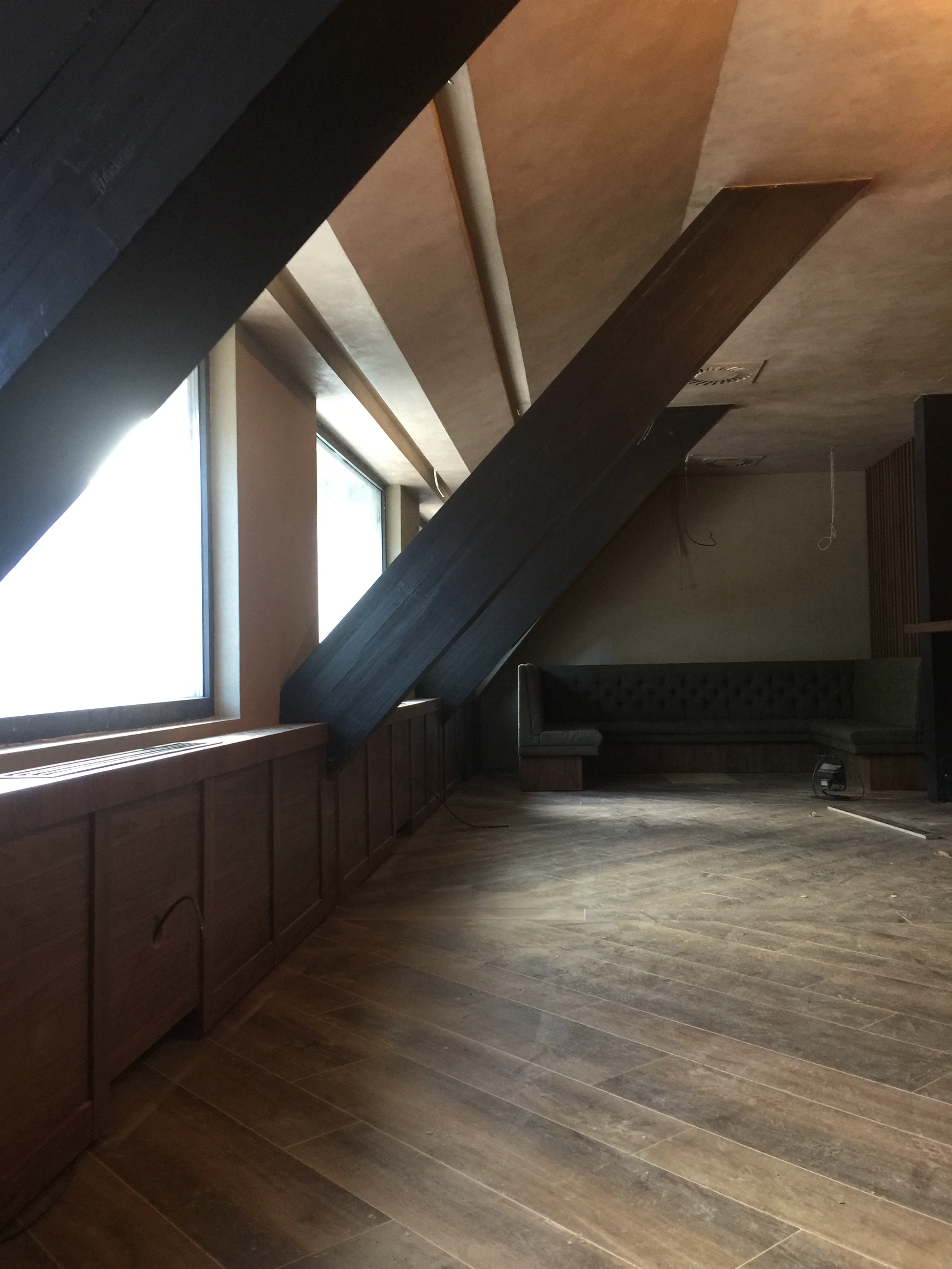 Havana Bar u hotelu Grand Kopaonik – nameštaj po meri od furniranog MDF-a orah, prikaz 3