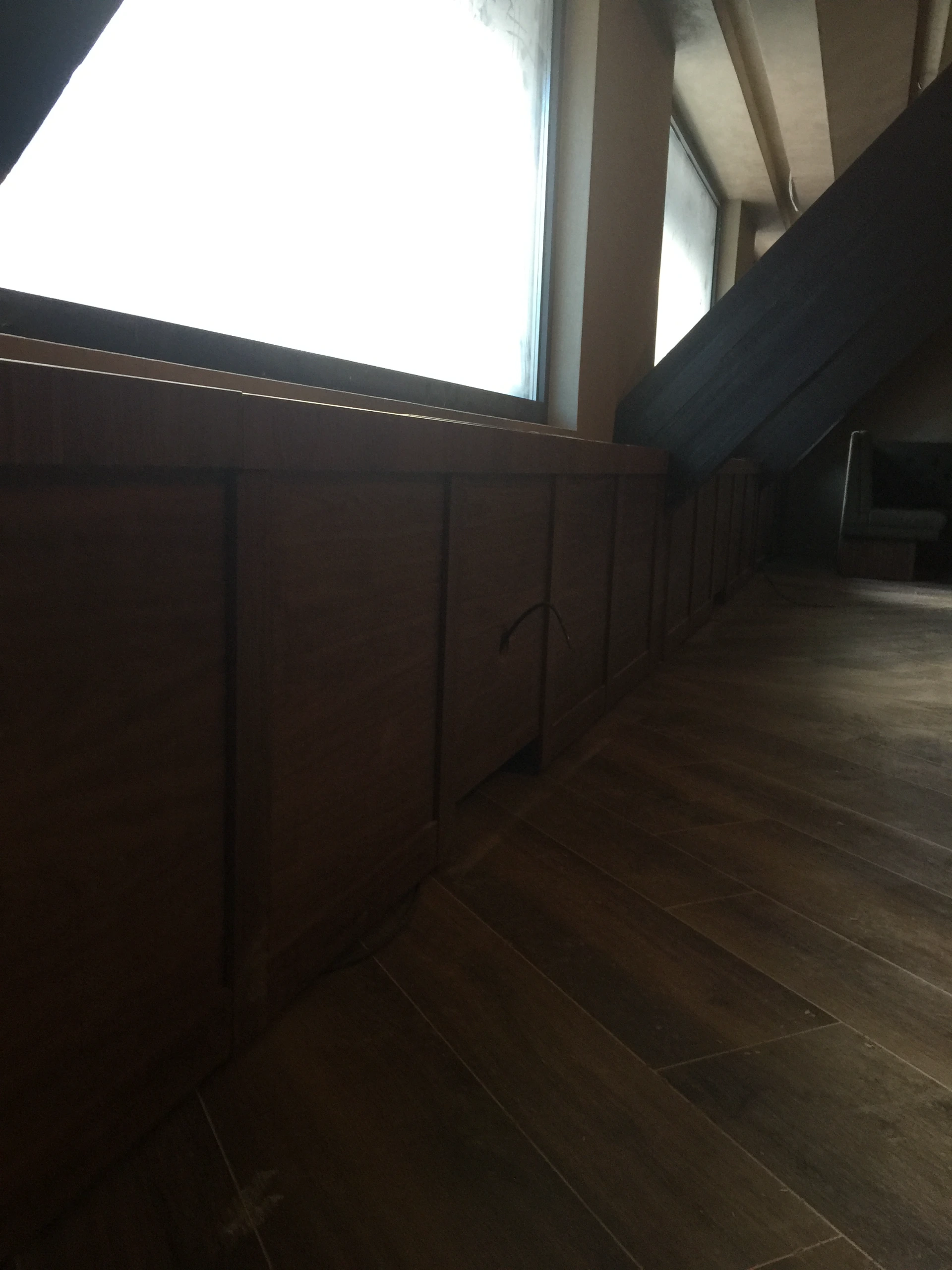 Havana Bar u hotelu Grand Kopaonik – nameštaj po meri od furniranog MDF-a orah, prikaz 4