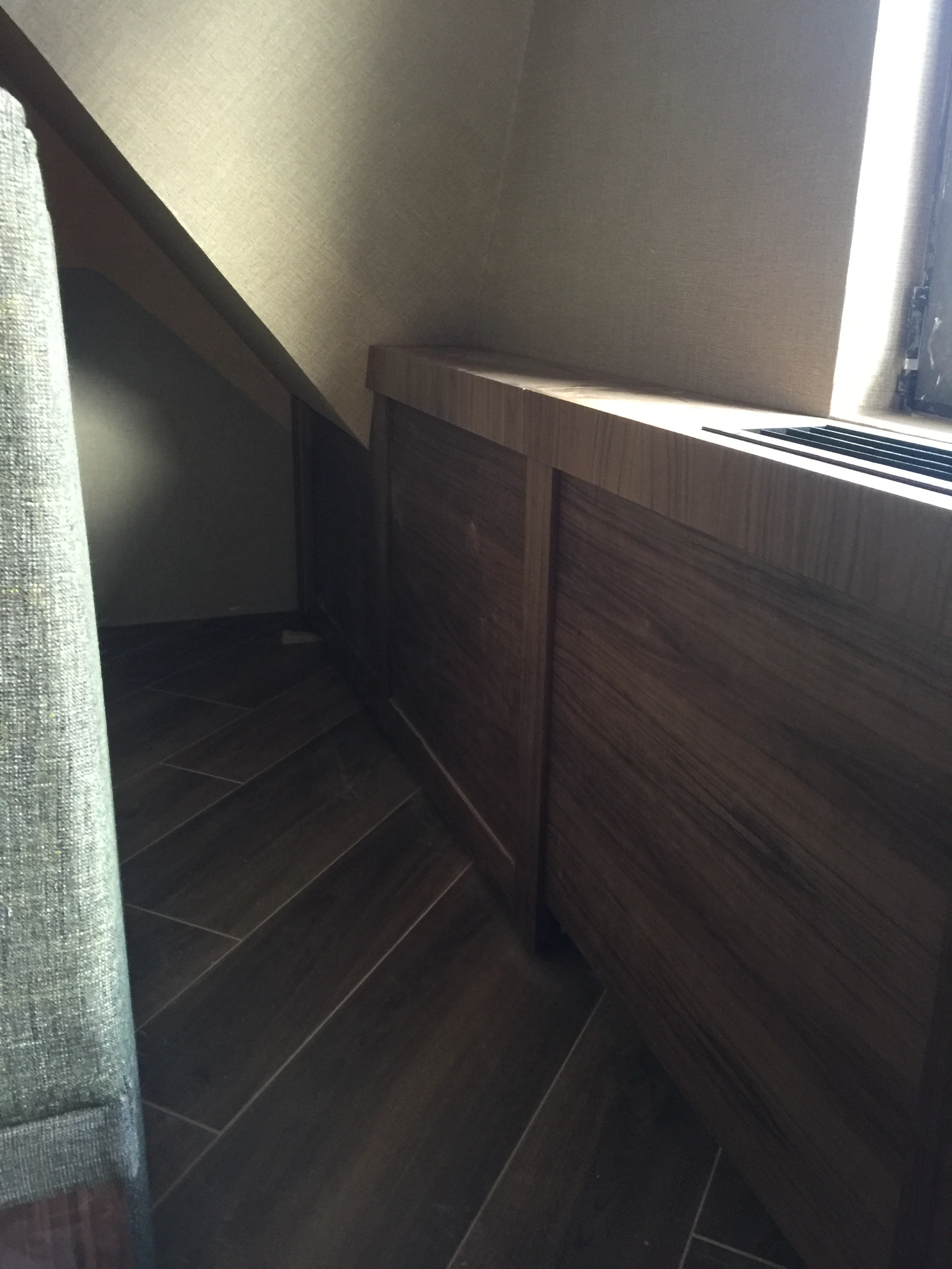 Havana Bar u hotelu Grand Kopaonik – nameštaj po meri od furniranog MDF-a orah, prikaz 5