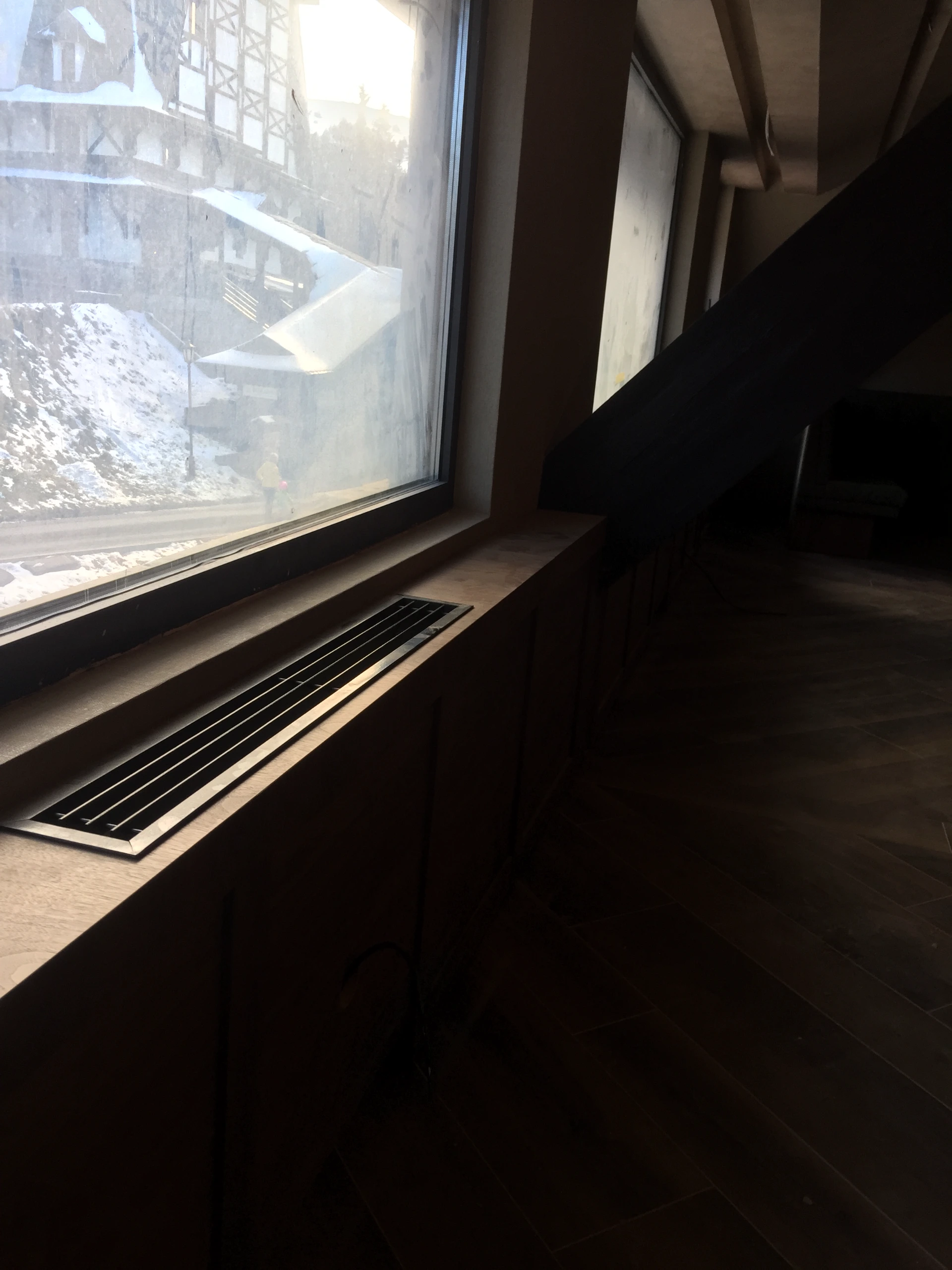 Havana Bar u hotelu Grand Kopaonik – nameštaj po meri od furniranog MDF-a orah, prikaz 8