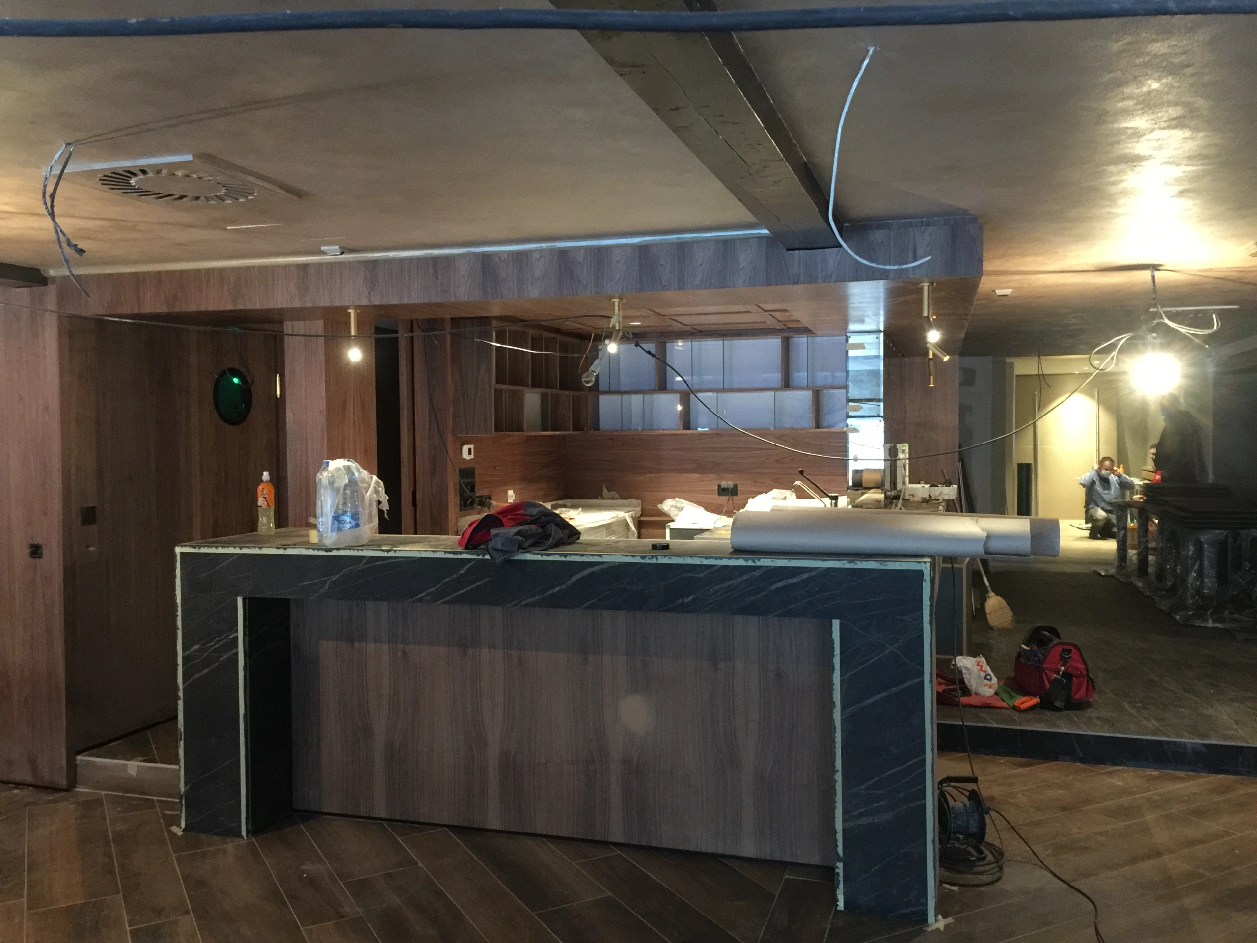 Havana Bar u hotelu Grand Kopaonik – nameštaj po meri od furniranog MDF-a orah, prikaz 9