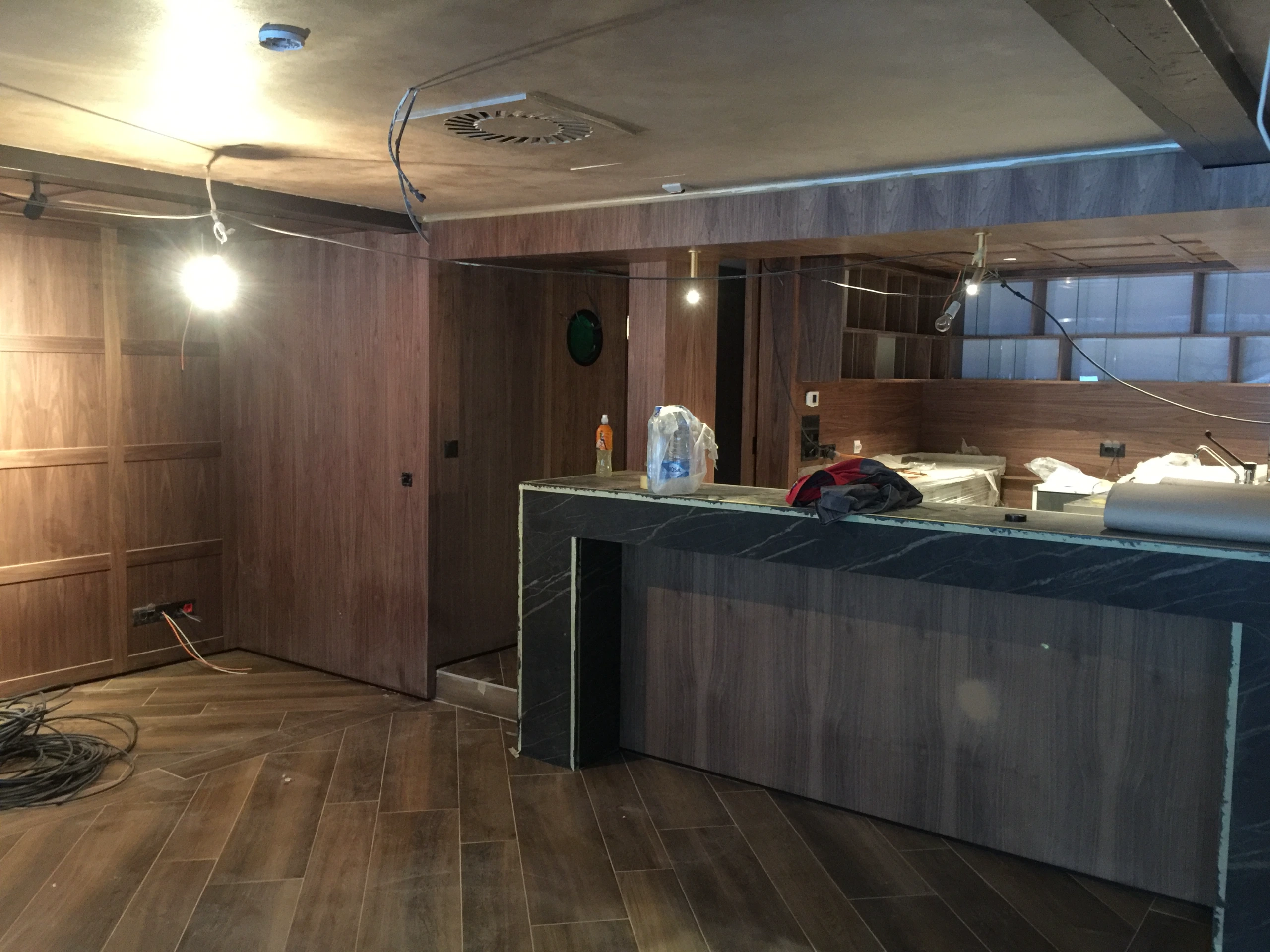 Havana Bar u hotelu Grand Kopaonik – nameštaj po meri od furniranog MDF-a orah, prikaz 10