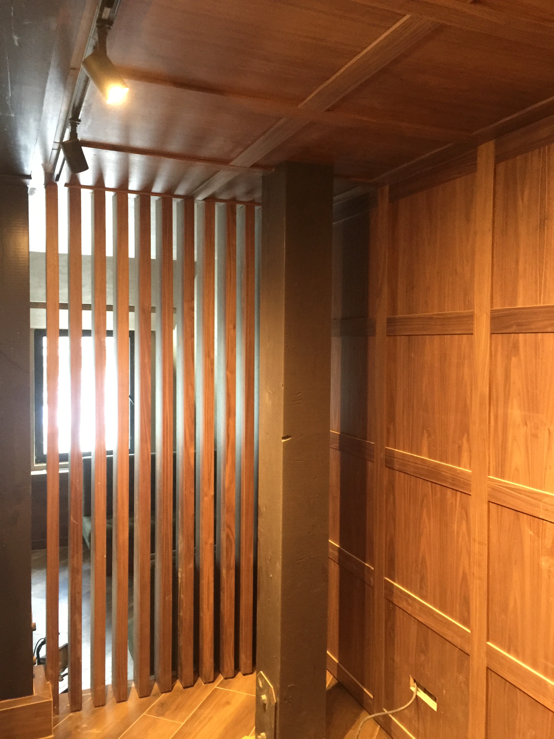 Havana Bar u hotelu Grand Kopaonik – nameštaj po meri od furniranog MDF-a orah, prikaz 11