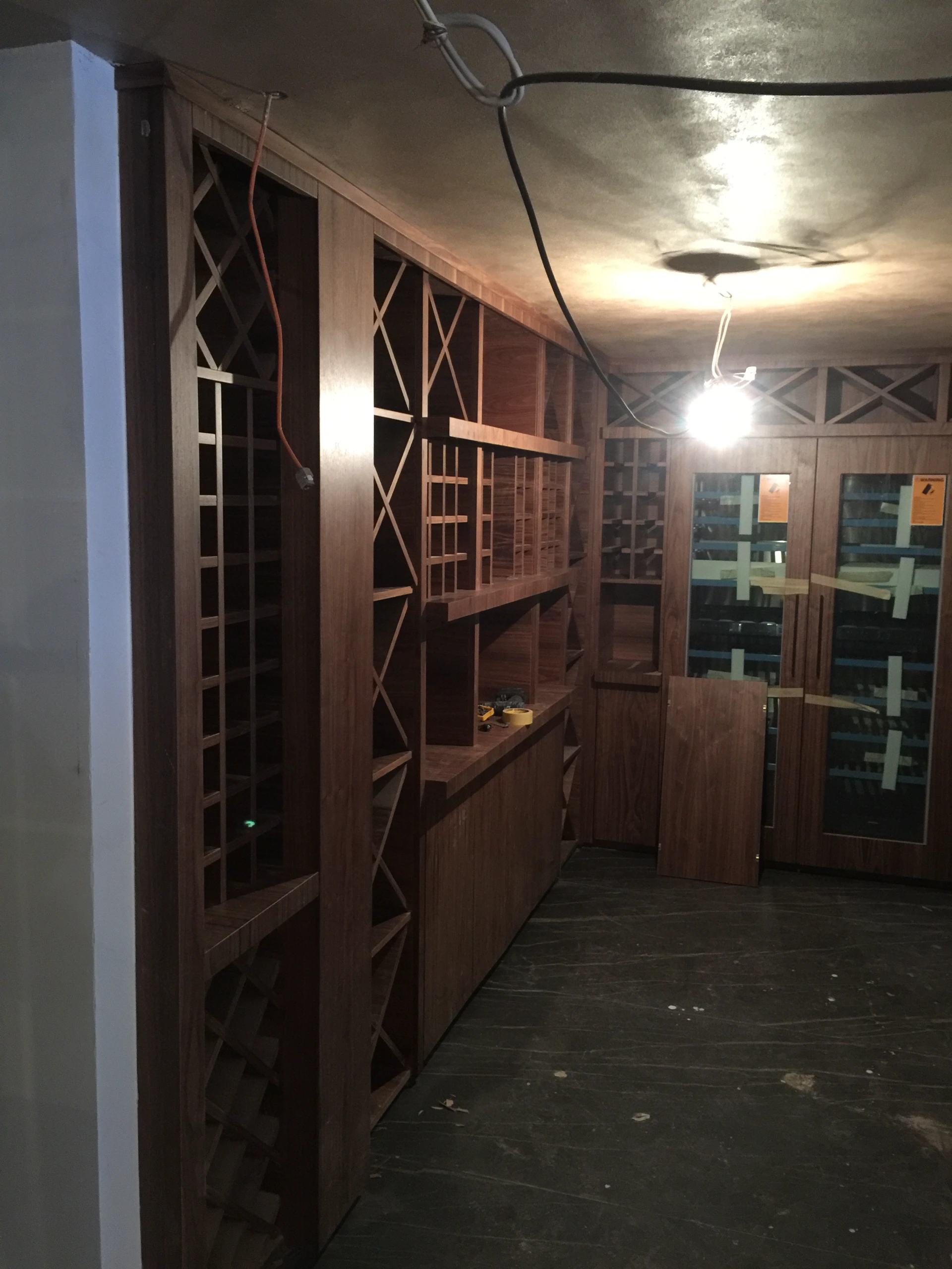 Havana Bar u hotelu Grand Kopaonik – nameštaj po meri od furniranog MDF-a orah, prikaz 16