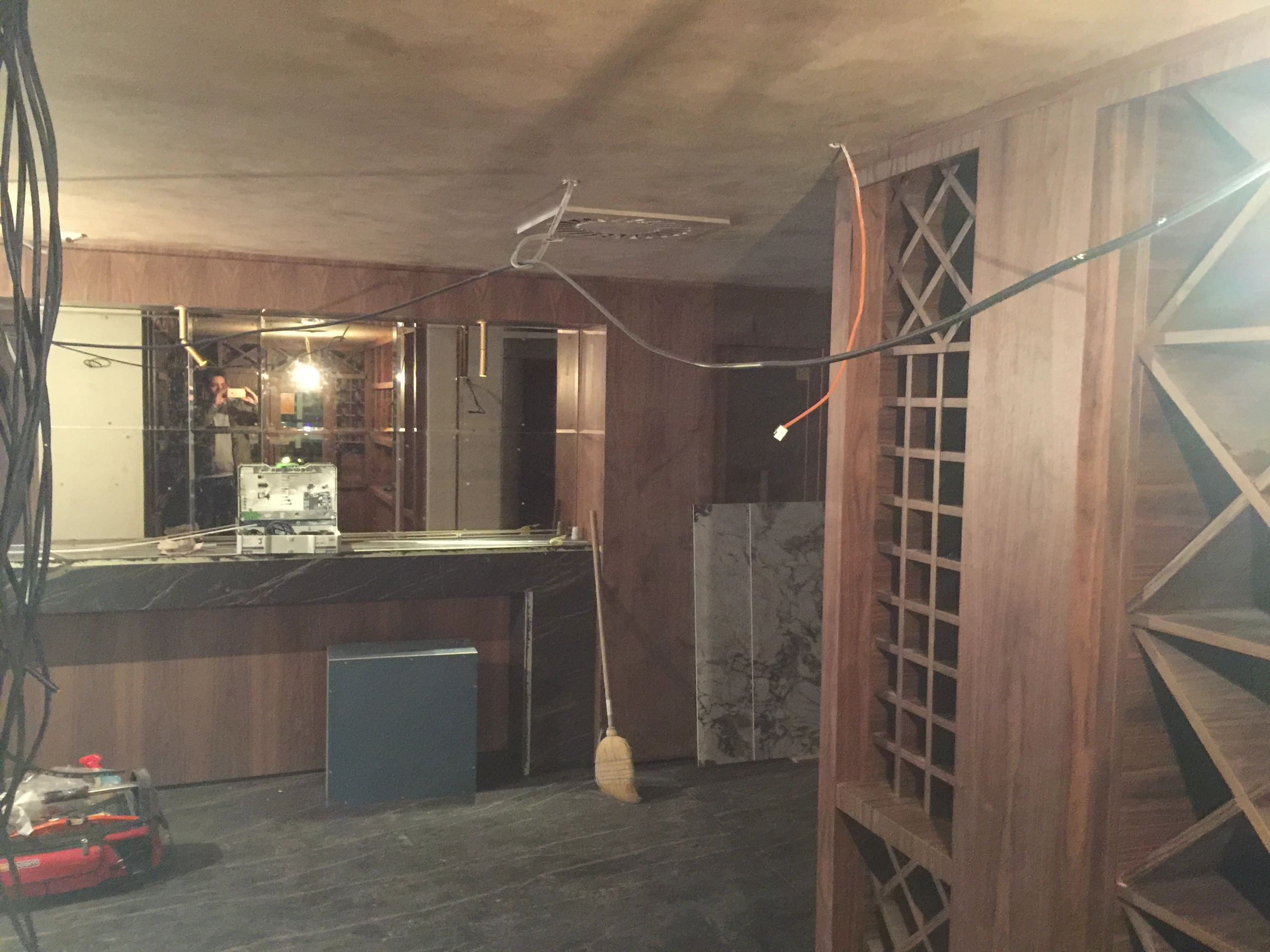 Havana Bar u hotelu Grand Kopaonik – nameštaj po meri od furniranog MDF-a orah, prikaz 19