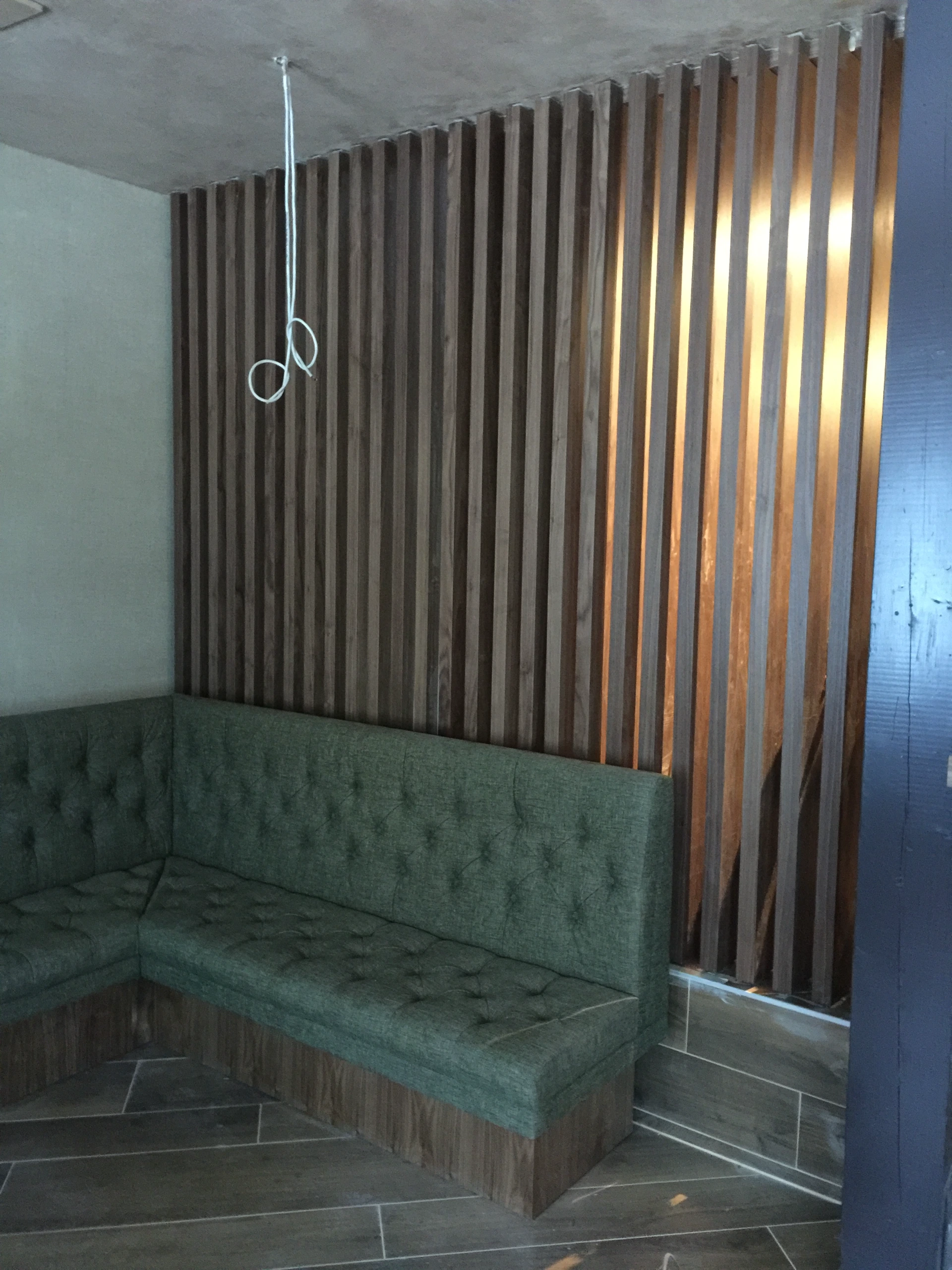Havana Bar u hotelu Grand Kopaonik – nameštaj po meri od furniranog MDF-a orah, prikaz 20