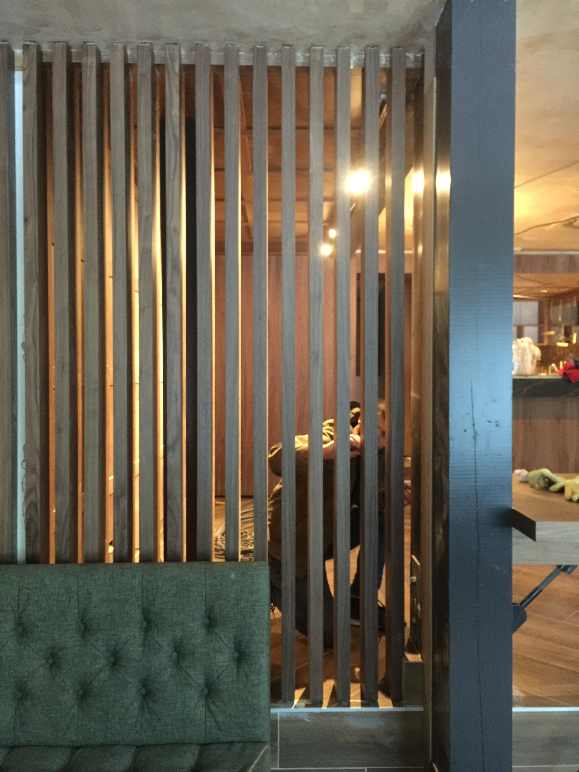 Havana Bar u hotelu Grand Kopaonik – nameštaj po meri od furniranog MDF-a orah, prikaz 21