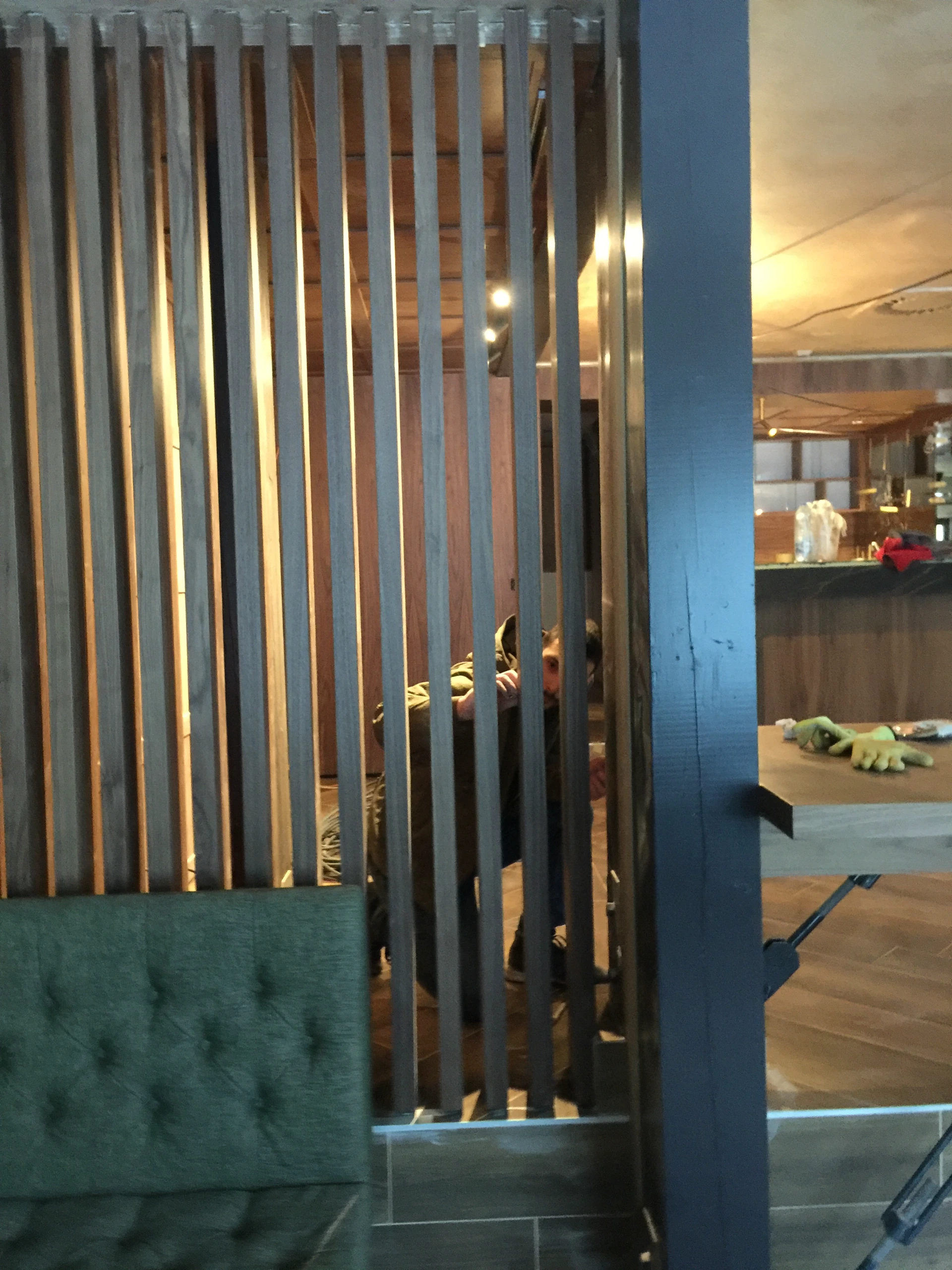 Havana Bar u hotelu Grand Kopaonik – nameštaj po meri od furniranog MDF-a orah, prikaz 22