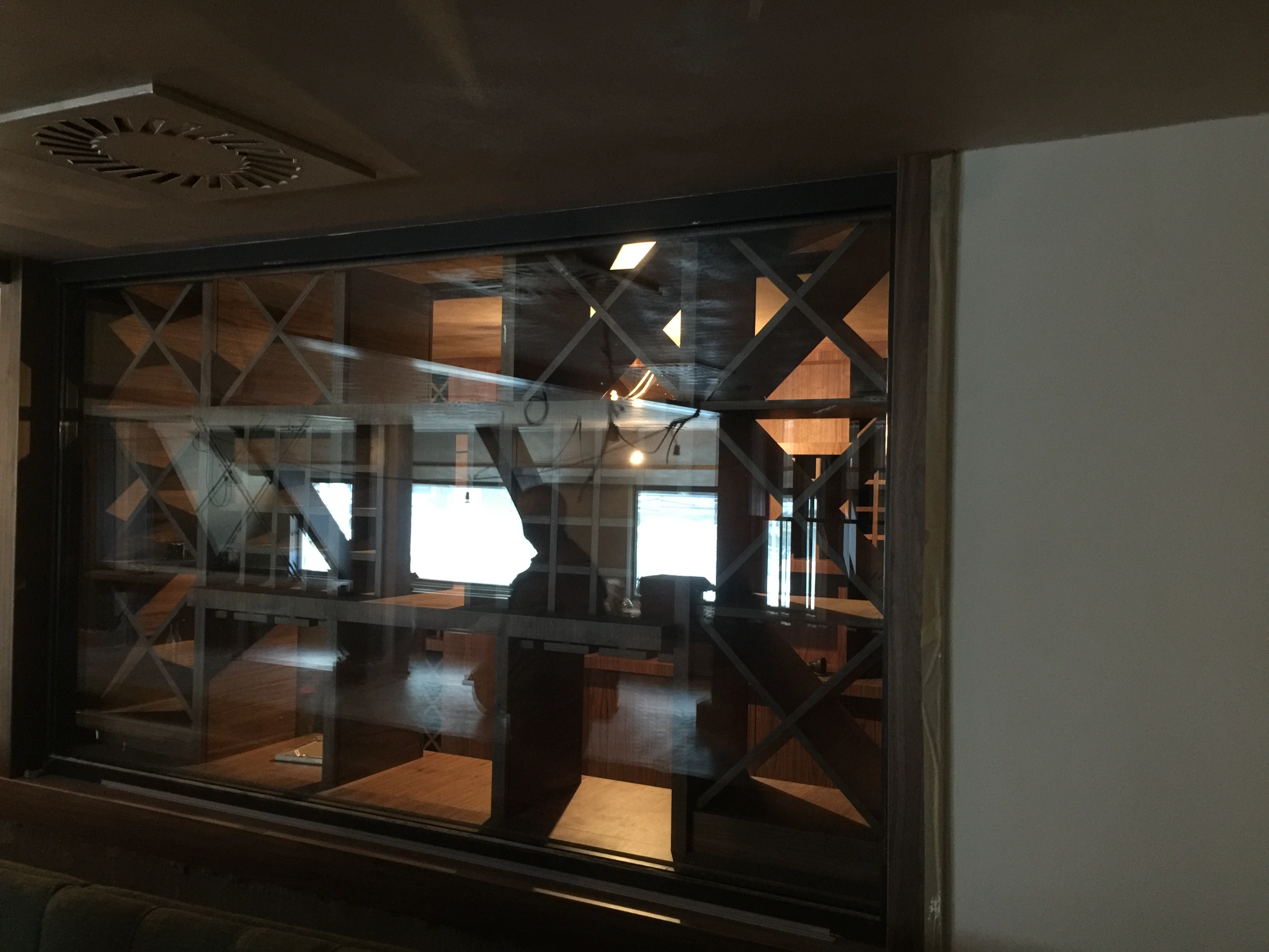 Havana Bar u hotelu Grand Kopaonik – nameštaj po meri od furniranog MDF-a orah, prikaz 23