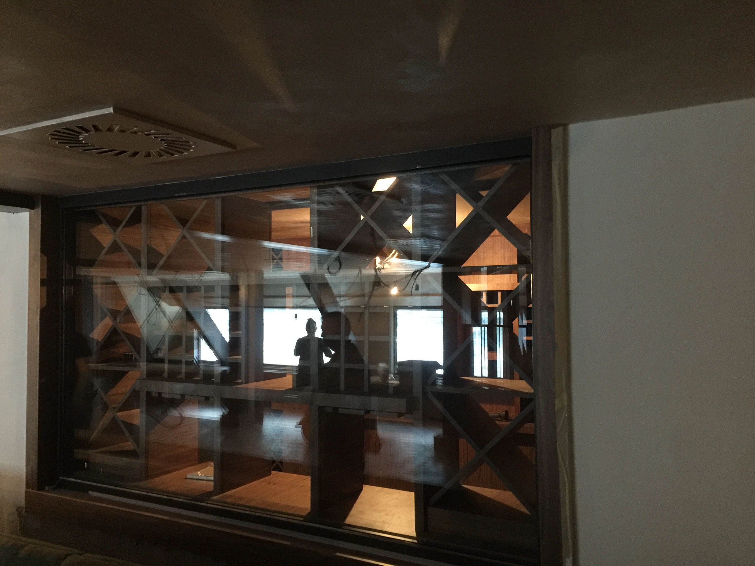 Havana Bar u hotelu Grand Kopaonik – nameštaj po meri od furniranog MDF-a orah, prikaz 24
