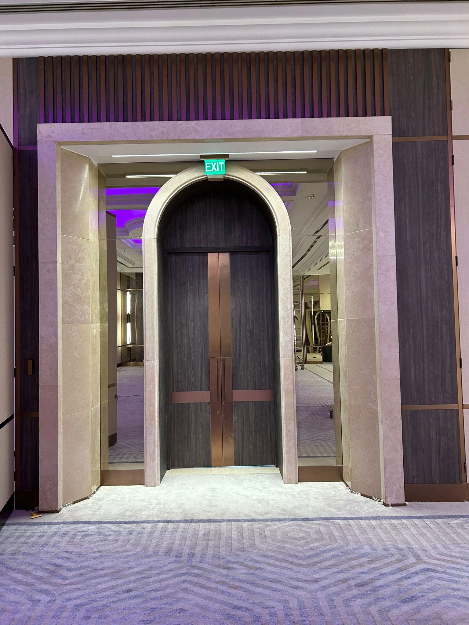Nameštaj po meri – zidne obloge i pregradna vrata u Hyatt Regency Belgradeu, prikaz 2