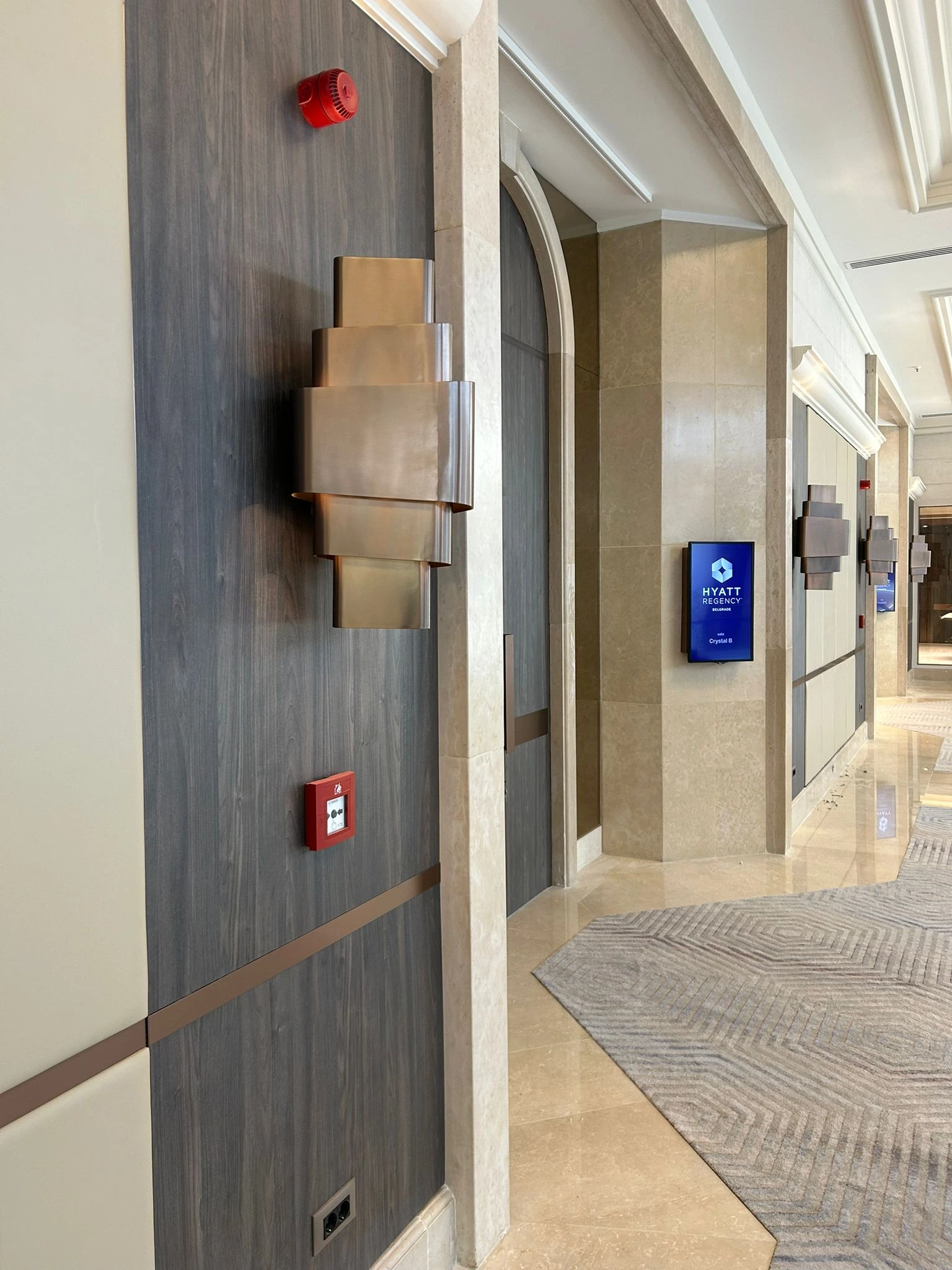 Nameštaj po meri – zidne obloge i pregradna vrata u Hyatt Regency Belgradeu, prikaz 6