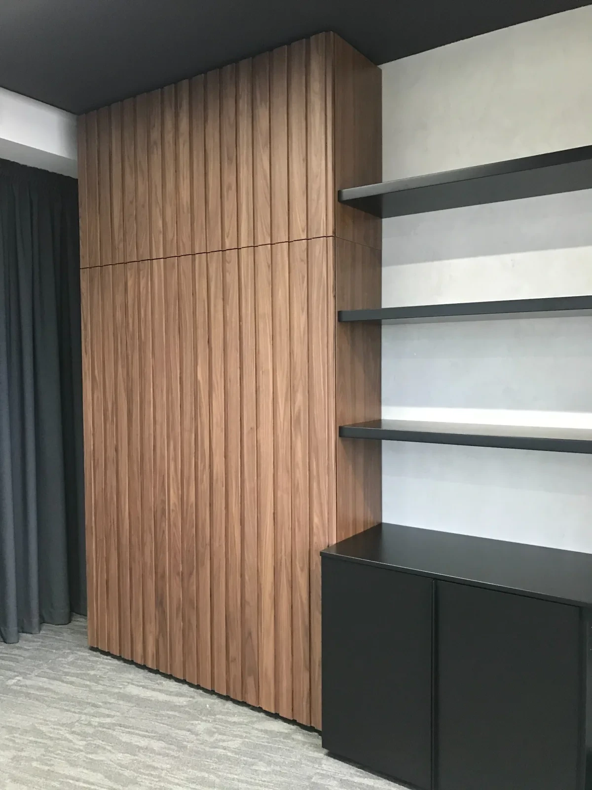 Detalj plakara od furniranog MDF-a orah i crnih polica za registratore