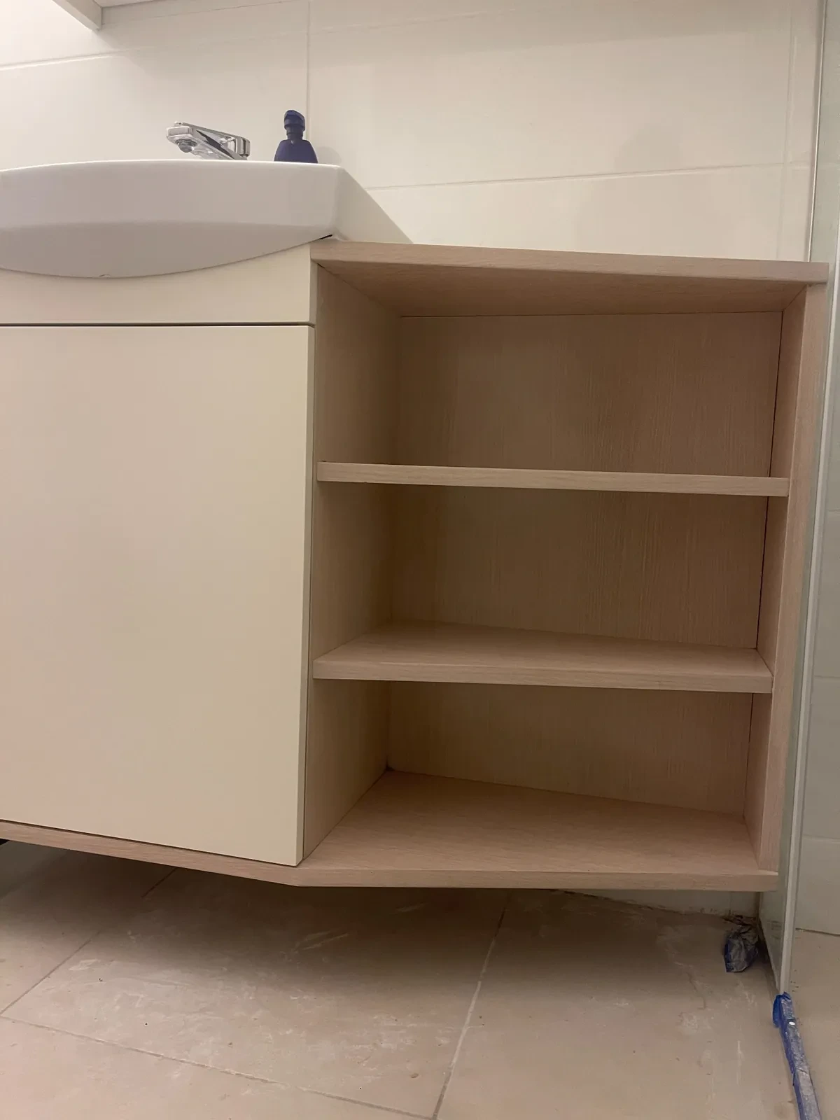 Detalj kupatilskog elementa po meri sa tri otvorene police od furniranog hrasta pored lavaboa