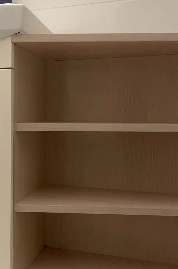 MDF furnir beljeni hrast za otvorene police kupatilskog nameštaja po meri