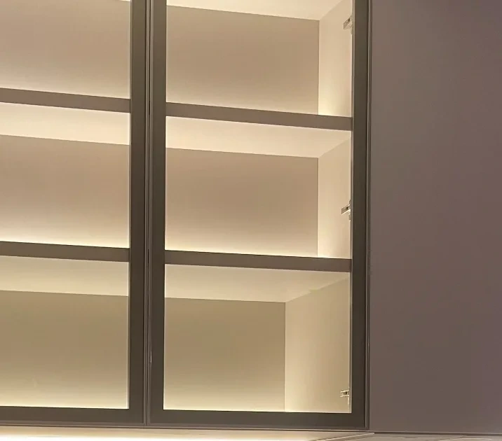 Bronzano mutno staklo za osvetljene vitrine kuhinje po meri