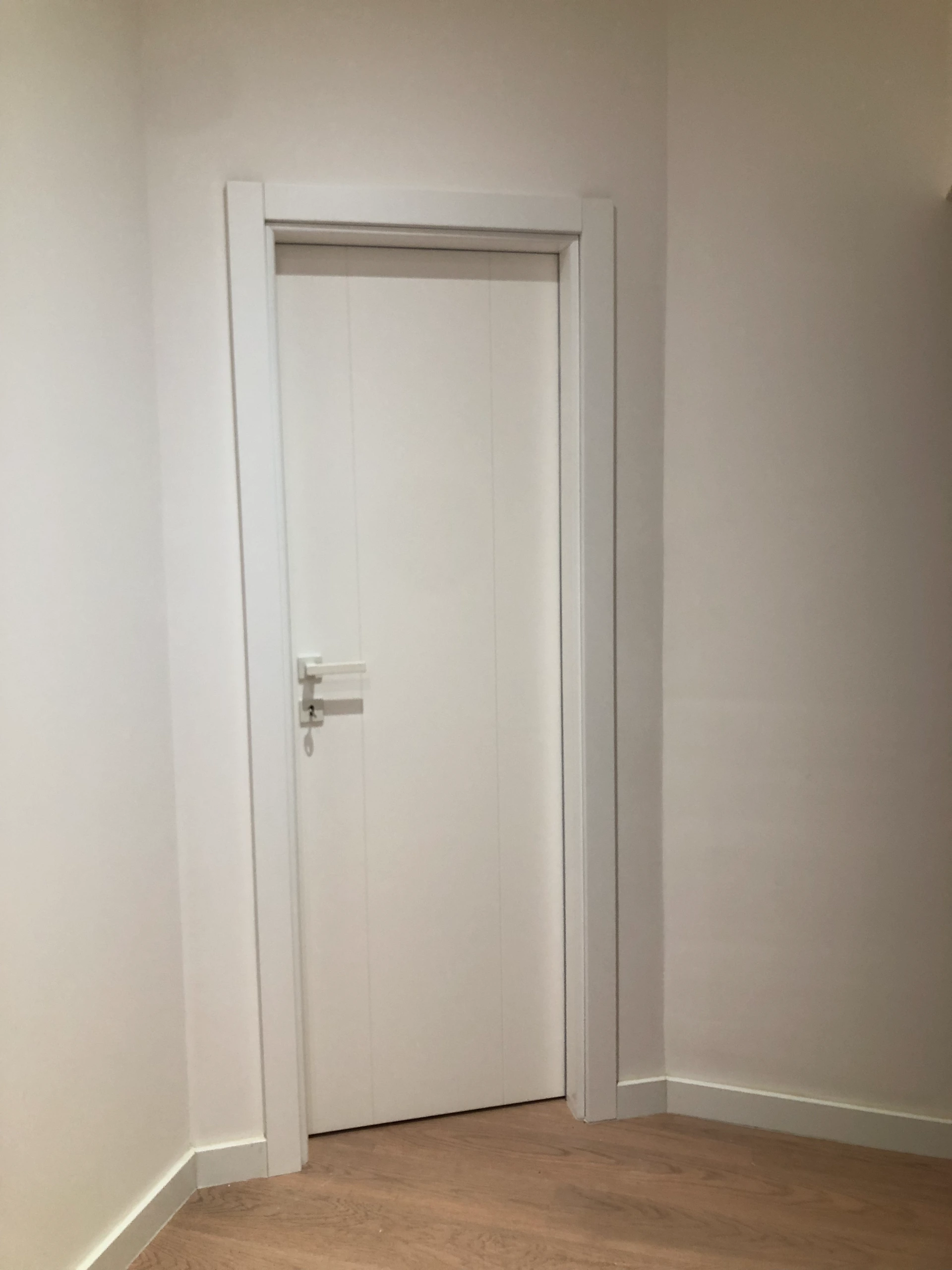 Sto za sminkanje po meri sa velikim ogledalom u nastavku plakara - namestaj po meri Akcent Namestaj