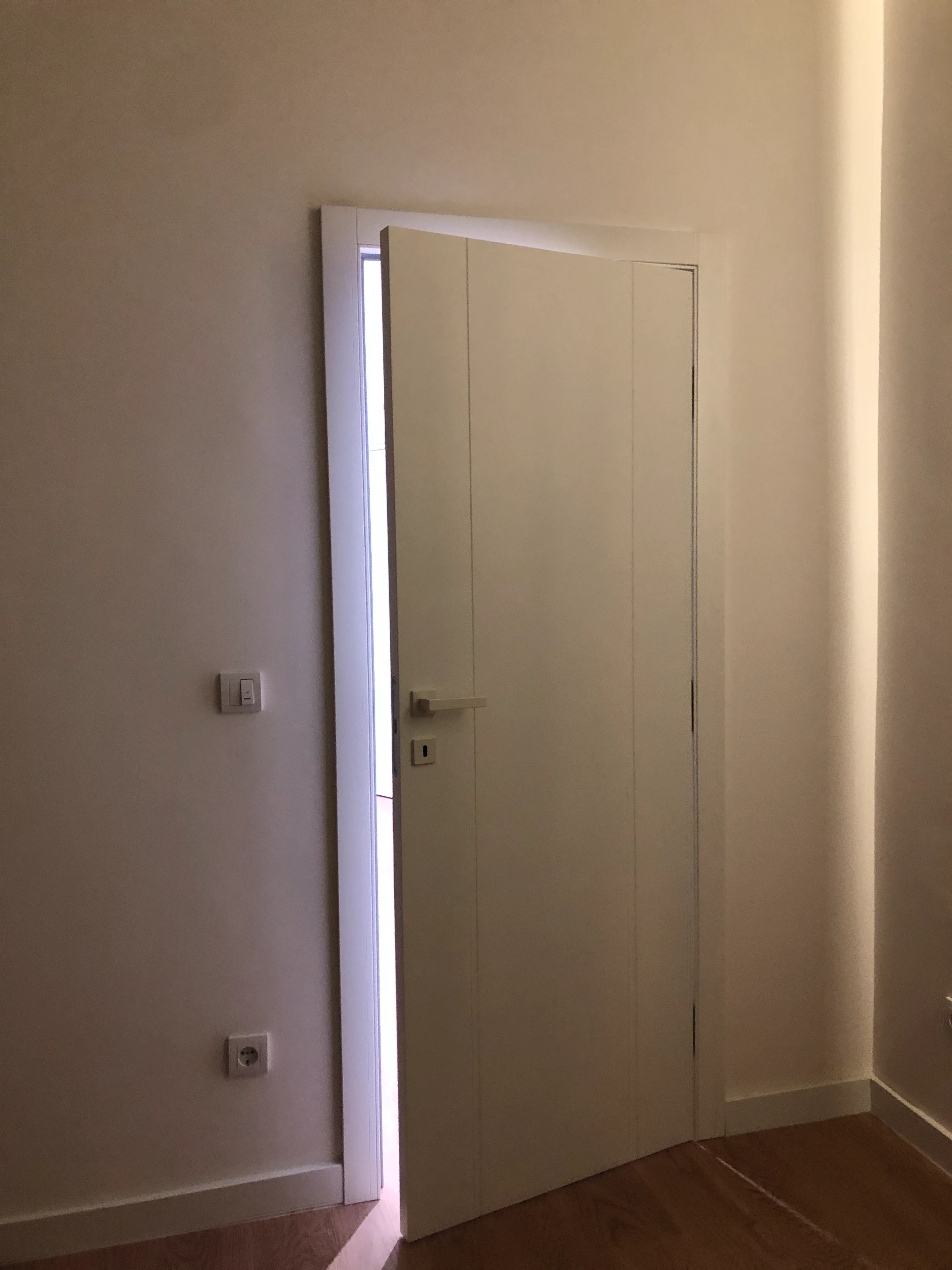 TV komoda po meri sa dekorativnim vertikalnim letvicama - namestaj po meri Akcent Namestaj