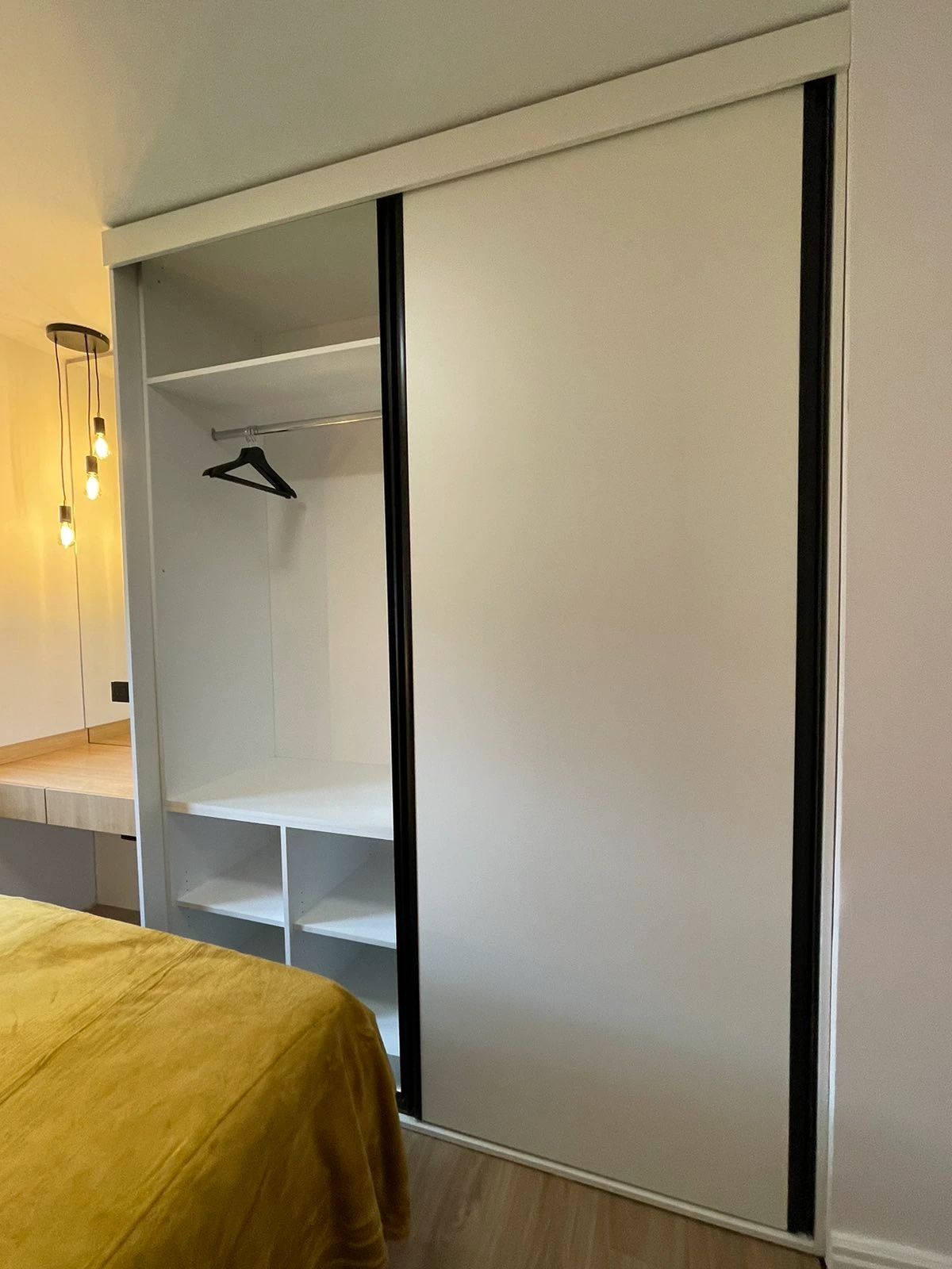 Cipelarnik po meri u hodniku sa metalnom policom i LED trakama - namestaj po meri Akcent Namestaj