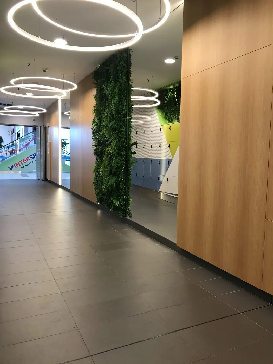 Hodnik sa oblogama zidova po meri i zelenim zidom u BIG Shopping Centru Novi Sad