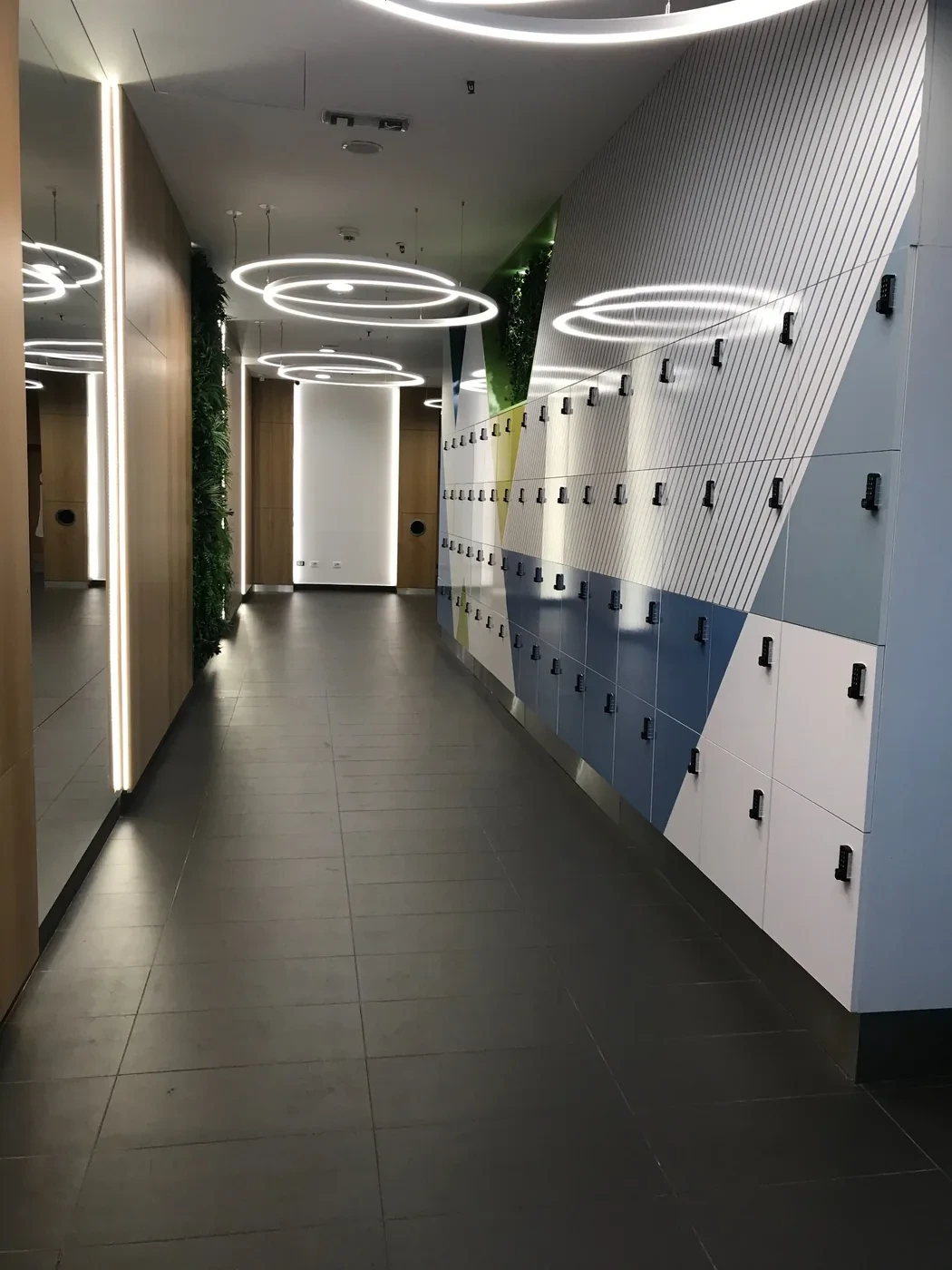 Plakari za odlaganje stvari po meri u hodniku BIG Shopping Centra Novi Sad