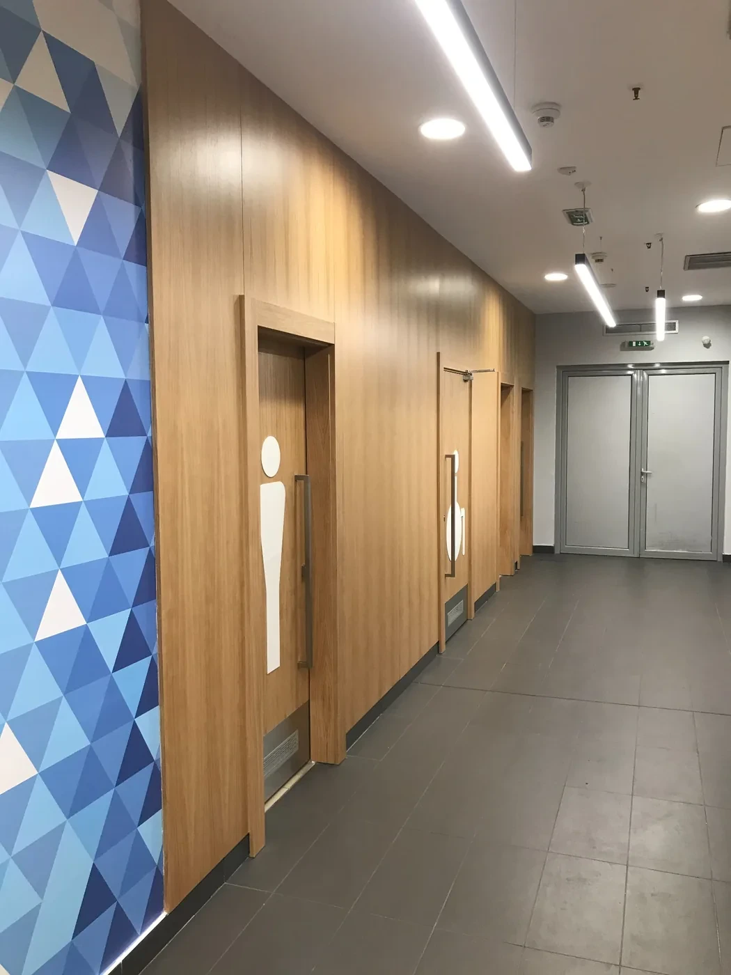 Vrata sanitarnog bloka sa furniranim oblogama po meri u BIG Shopping Centru Novi Sad