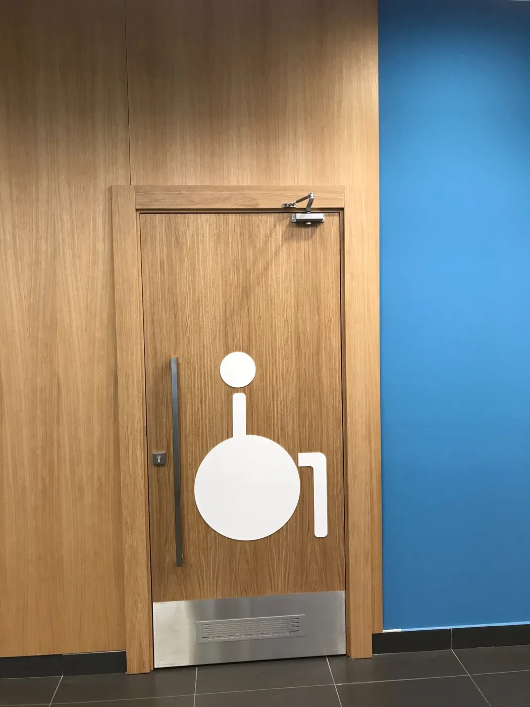 Vrata pristupačnog toaleta sa furniranom oblogom po meri u BIG Shopping Centru Novi Sad