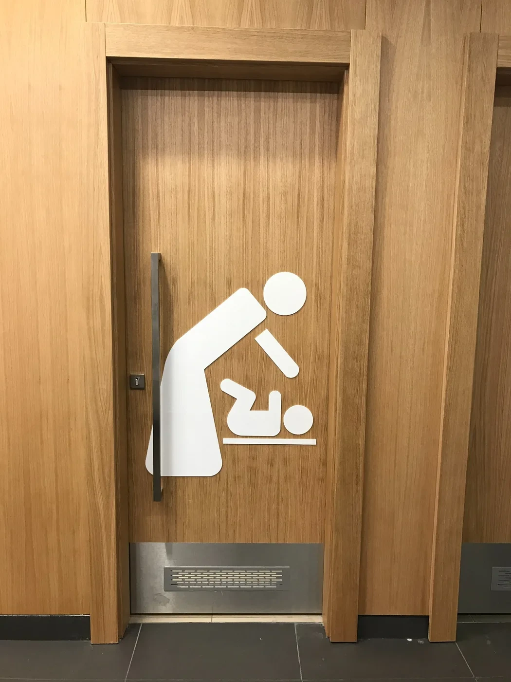 Vrata prostorije za presvlačenje beba sa oblogama po meri u BIG Shopping Centru Novi Sad