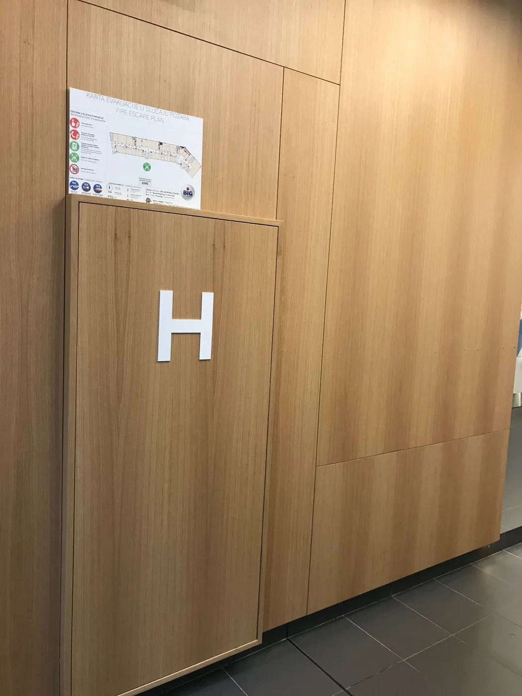Tehnički plakar sa furniranom oblogom po meri u BIG Shopping Centru Novi Sad