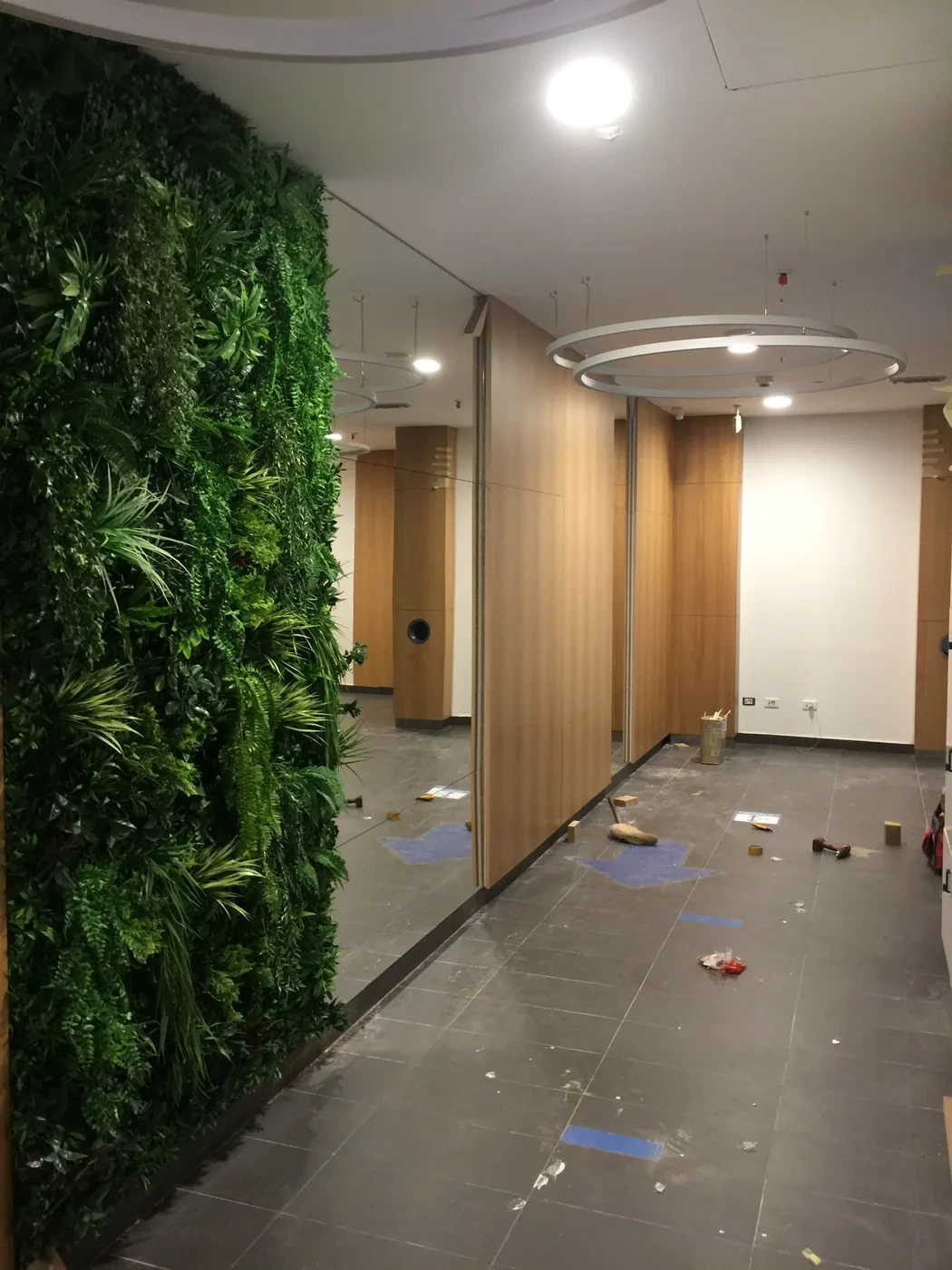 Hodnik sa oblogama zidova po meri u fazi završnih radova u BIG Shopping Centru Novi Sad