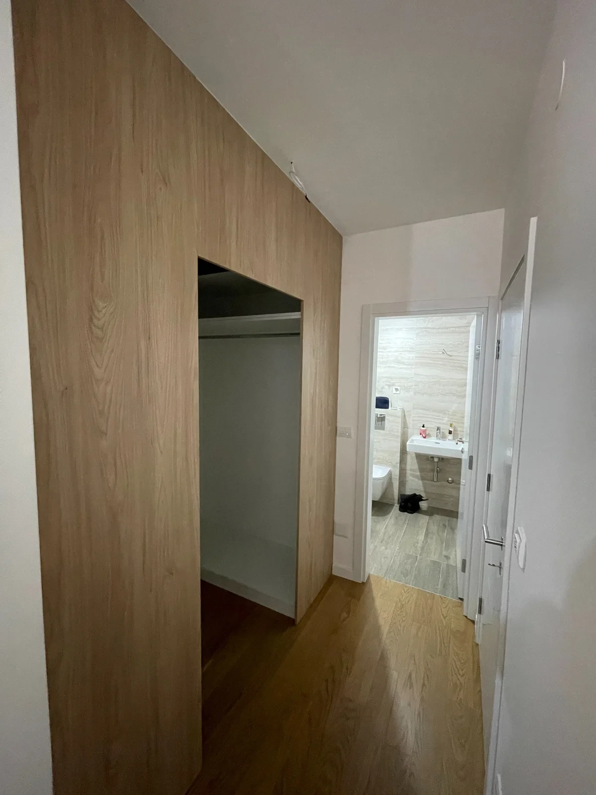 Walk-in closet po meri u stanu u Vrtovima Ceraka sa otvorenim prostorom za garderobu