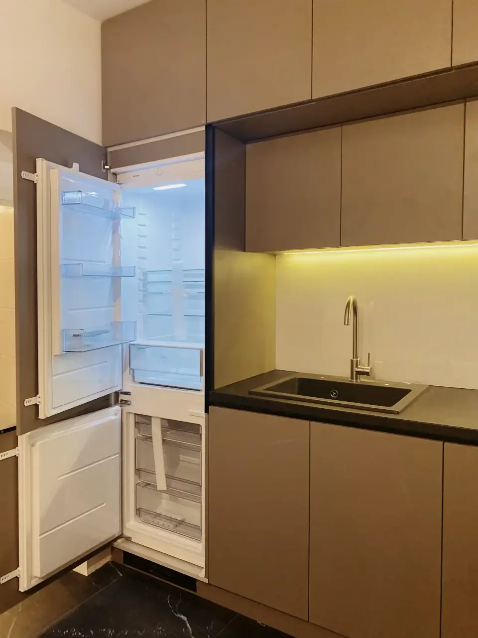 Pancevo kuhinja po meri sa friziderom - Akcent Nameštaj