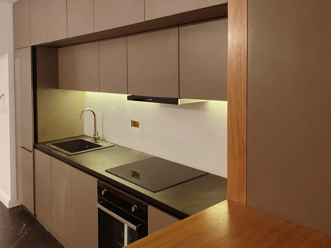 Pancevo kuhinja po meri siva led - Akcent Nameštaj