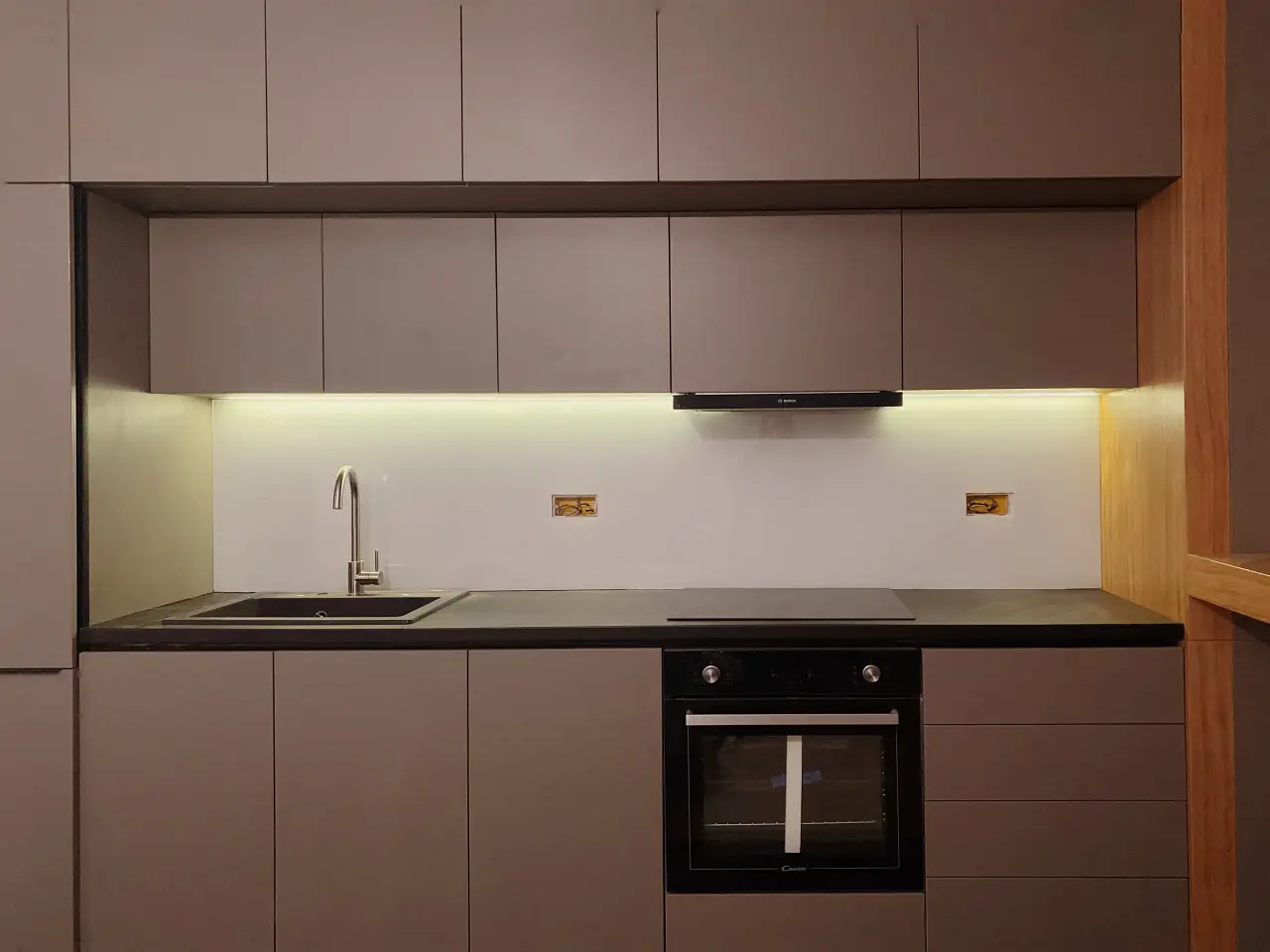 Pancevo kuhinja po meri siva sa led svetlom - Akcent Nameštaj